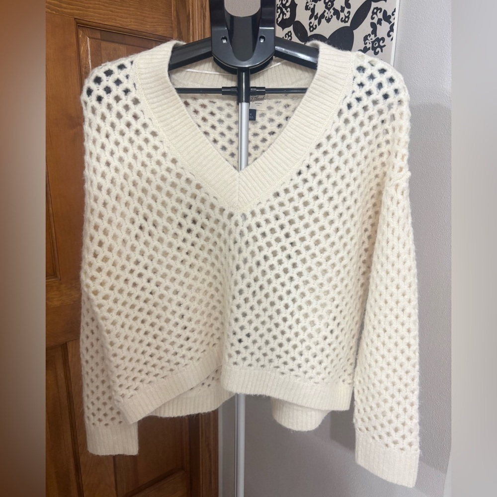 Universal Thread Cream V-Neck Sweater